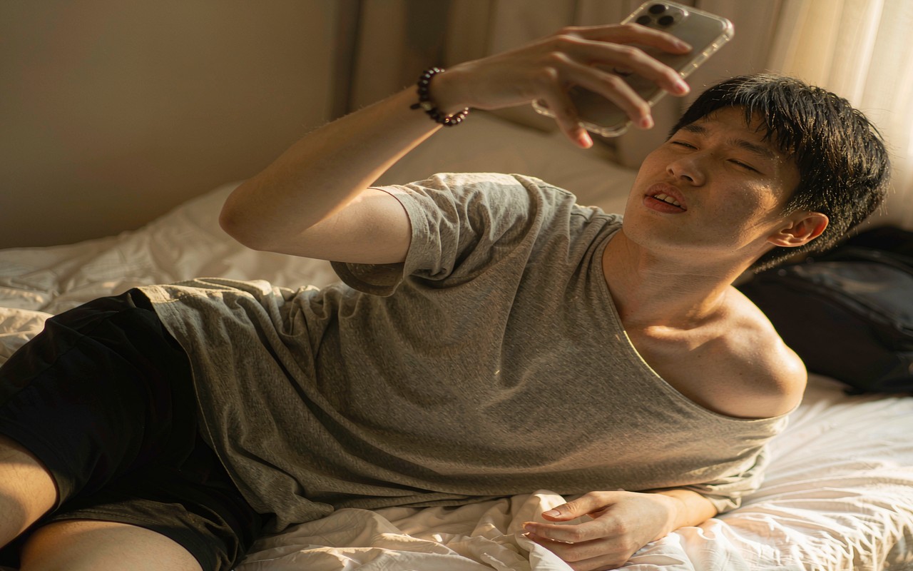 How to Flirt Over Text (Without Trying Too Hard)