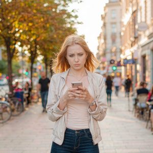 Texting Anxiety in Dating: Why Slow Replies Make You Panic (And How to Stop)